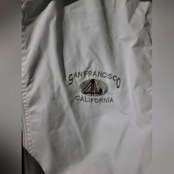 San Francisco White Raincoat - Picture 4 of 7